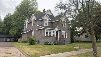 Building Photo - Charming 2-Bed, 2-Bath Duplex in Eau Claire