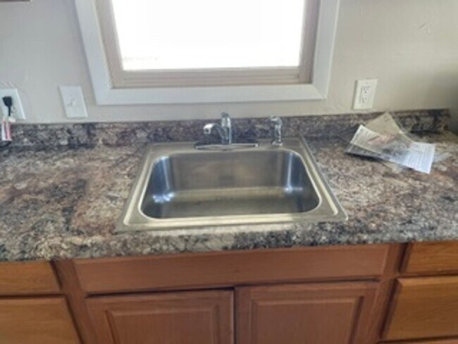 Building Photo - 2 Bed- 1 Bath - Single Family Home