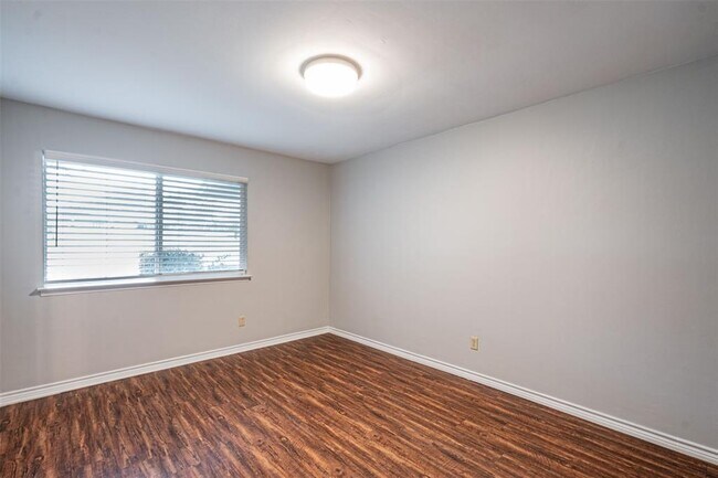 Building Photo - 304 W William Cannon Dr