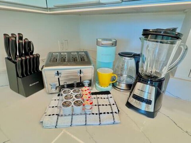 Building Photo - Stunning Ocean Front Location