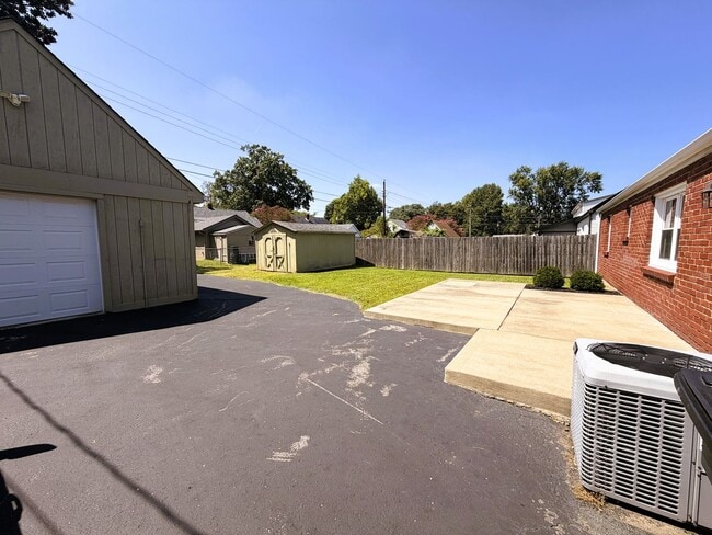 Building Photo - 217 Kewanna Dr