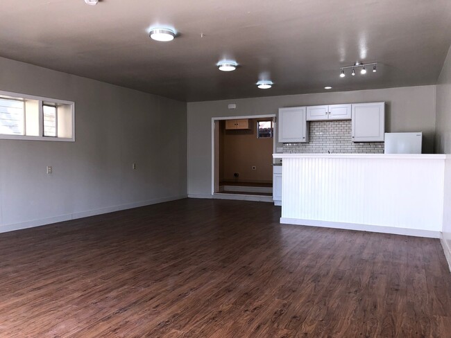 Building Photo - $300 OFF 1ST MONTH RENT IF YOU MOVE IN WIT...