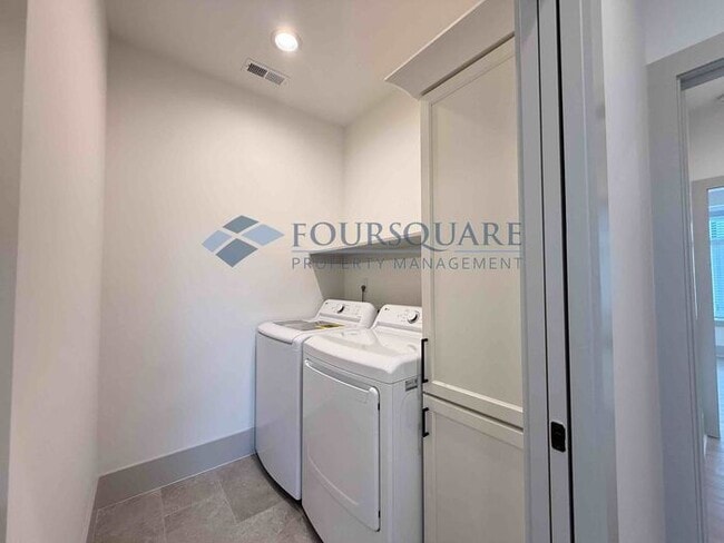 Building Photo - Modern 4-Bed / 4-Bath Townhome with Covered Patio, Deck & Garage – Inside the Beltline Near Downt...