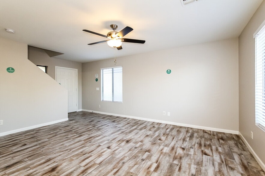 Building Photo - 10945 E Clovis Ave