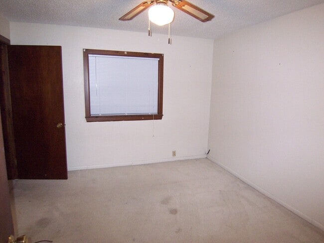 Building Photo - Large House with A/C, deck, updated kitchen, laundry, pet friendly September 1st