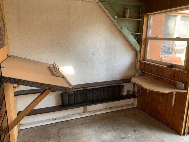 Building Photo - STUDENTS WELCOME! Cozy 1-Bedroom Bungalow w/ Garden and Detached Studio