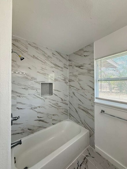 Building Photo - 339 Brettonwood Dr