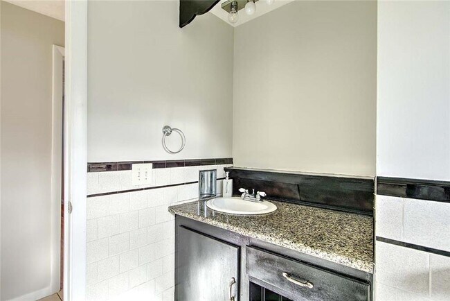 Building Photo - 138 Youngs Ave