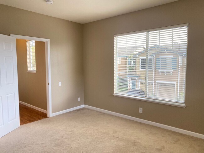 Building Photo - Low Deposit W/ Garage Parking & In Unit Laundry!