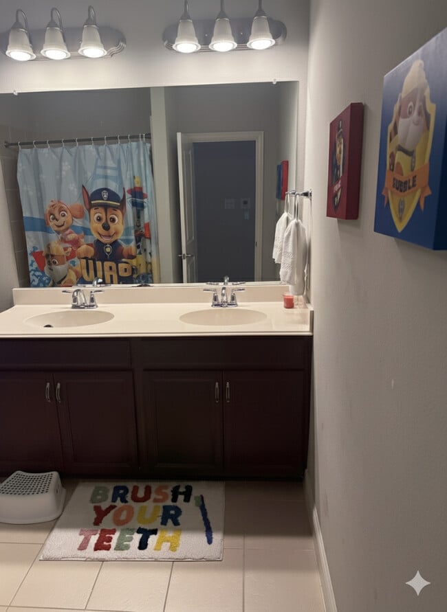 Building Photo - 557 Reale Dr