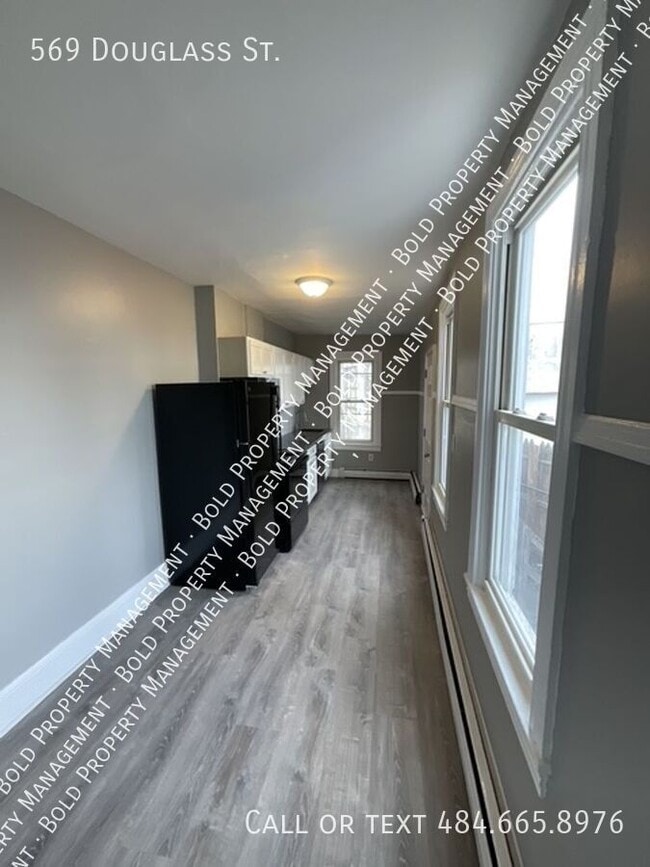 Building Photo - 569 Douglass St