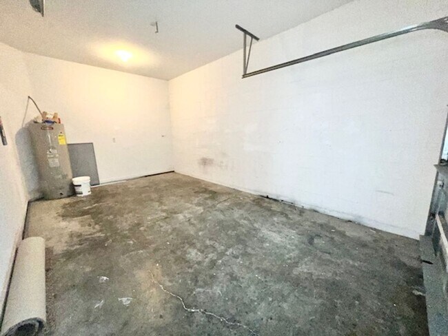 Building Photo - Remodeled Kitchen!! Wonderful Avalon Park-...