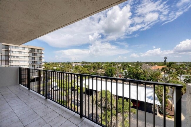Building Photo - 1055 S Beach Rd