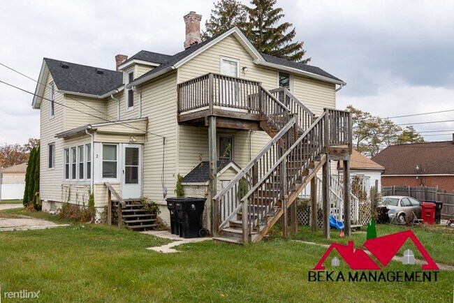 Building Photo - 2 br, 1 bath Triplex - 19336 Martin Rd Apt 3