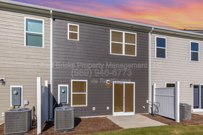 Building Photo - 3160 Lilac Grove Dr