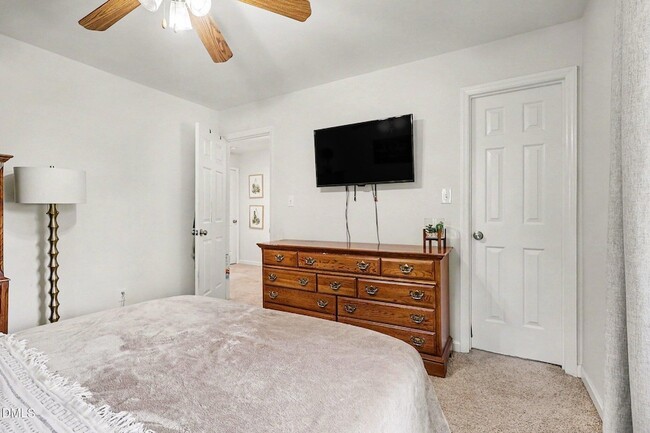 Building Photo - 302 Hutchins Dr