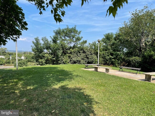 Building Photo - 1101 S Arlington Ridge Rd