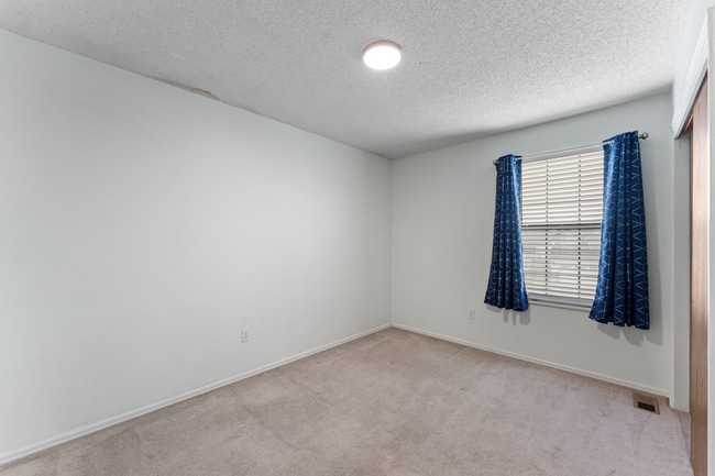 Building Photo - Tri-Level 4 Bed Home Near Ft. Carson