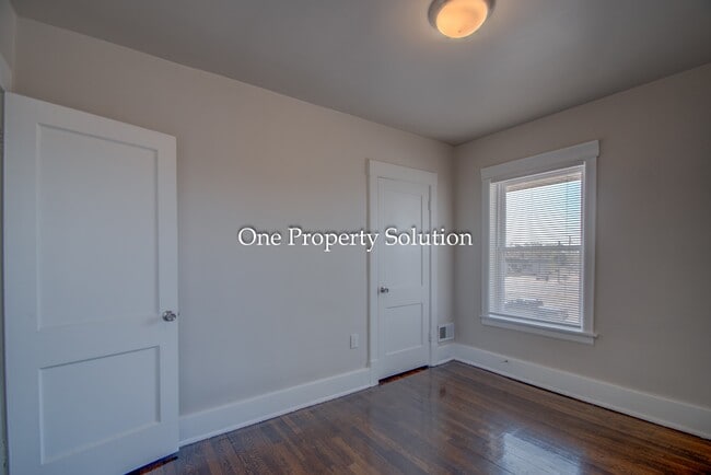 Building Photo - 456 Tyler St