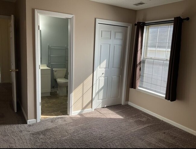 Building Photo - Northeast Townhome