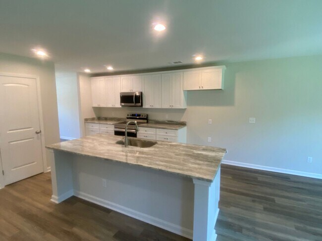 Building Photo - 5 bedroom, 3 bath home in Savannah,Ga for ...