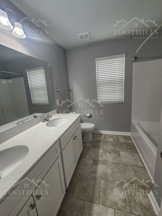 Building Photo - 18 Chalet Ct