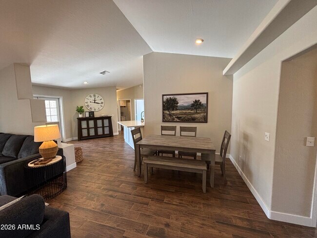 Building Photo - 2041 E Marquette Dr