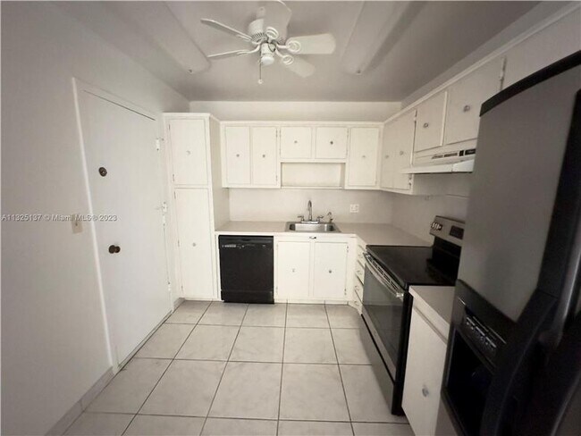 Building Photo - 3800 S Ocean Dr