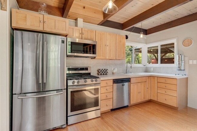 Building Photo - Boulder Creek Sanctuary! 50% off 1st months rent!