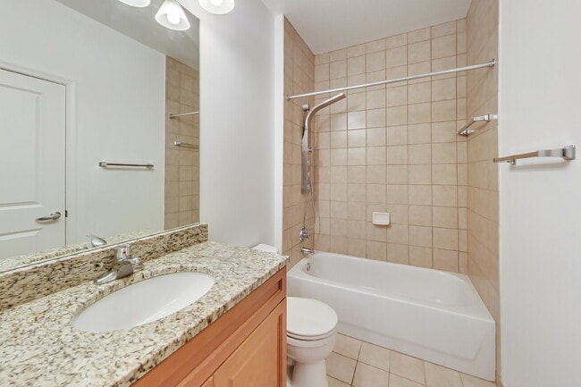 Building Photo - Sunny top-floor studio!