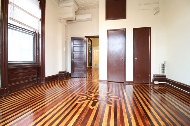 Building Photo - Charming One-Bedroom in Prime Rittenhouse Location
