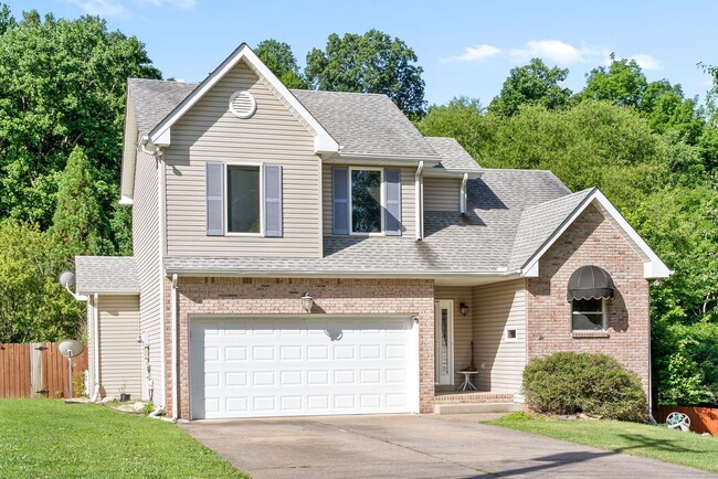 Building Photo - Pet Friendly Three Bedroom!