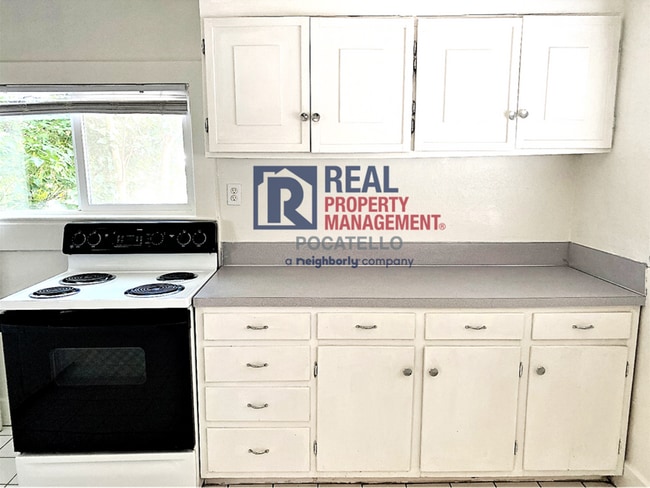 Building Photo - 3 bedroom 1 bath home - Dogs negotiable with additional fees