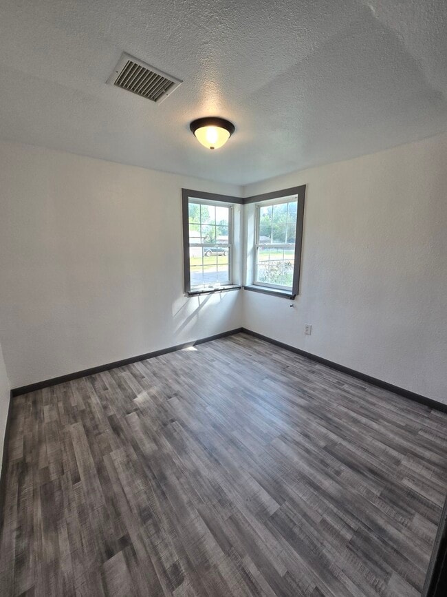 Building Photo - 1517 Mallard Dr