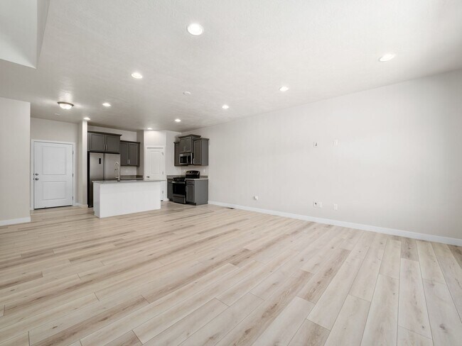 Building Photo - Wau-15083 S Reins Way Bluffdale, UT 84065