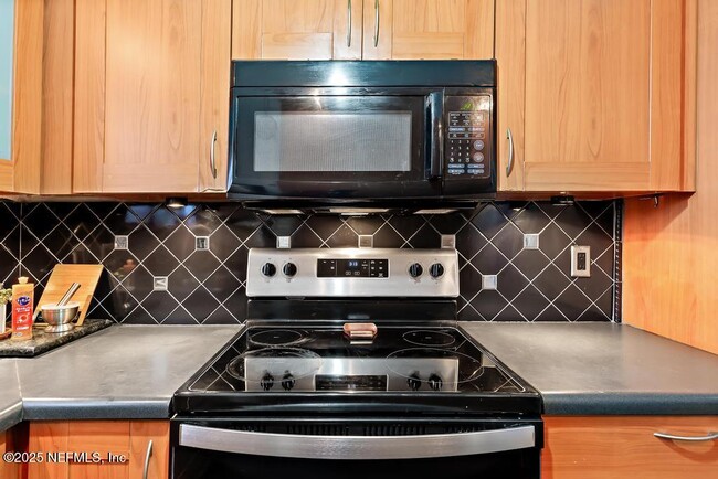 Building Photo - 2423 N Seabury Pl