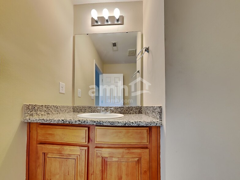 Building Photo - 107 Oak Knoll Dr