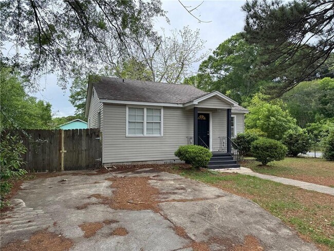 Building Photo - 900 Courtney St