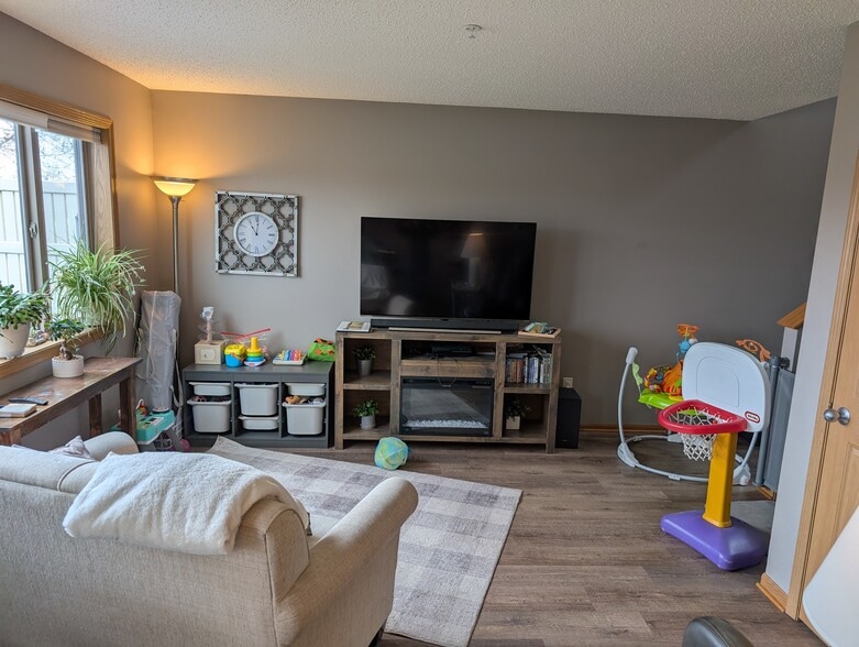 Building Photo - 1036 Manor Ct