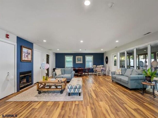 Building Photo - 2310 Dolphin Ave