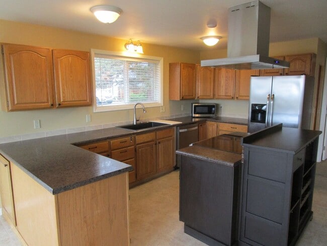 Building Photo - Spacious 2 Story, 2 Bedroom, 2 Bath Home on Corner Lot in Ochoco West Subdivision - Available Ear...