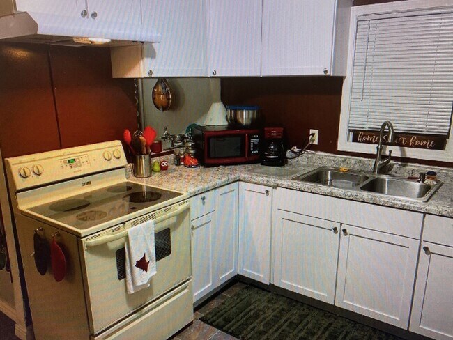 Building Photo - AVAILABLE August - 1 Bed 1 Bath single family home!