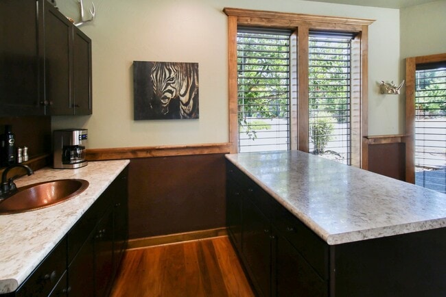 Building Photo - Safari Suite: Cozy, Downtown Jacksonville,...