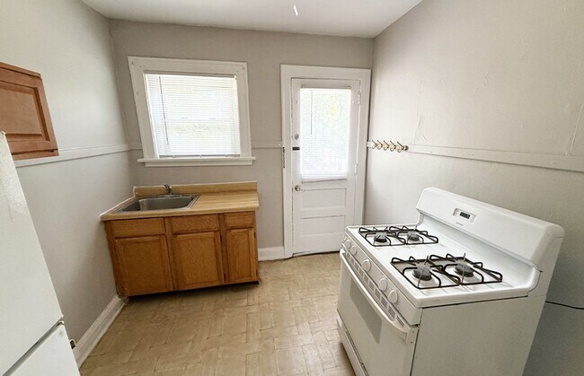 Building Photo - 415-419-423 Probasco Street