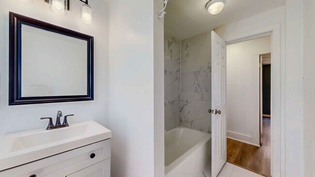 Building Photo - Newly Renovated 2 Bedroom Apartment - Heat...