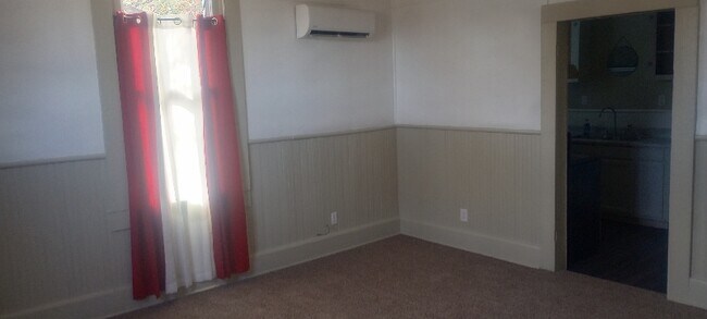 Building Photo - 6 Maple St