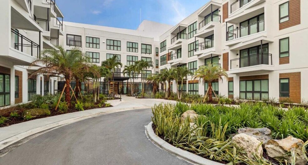 Building Photo - 12202 Club Dr