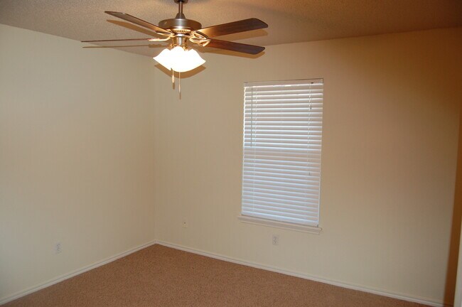 Building Photo - Great Updated 3/2/1 - Easy Access to Loop 289