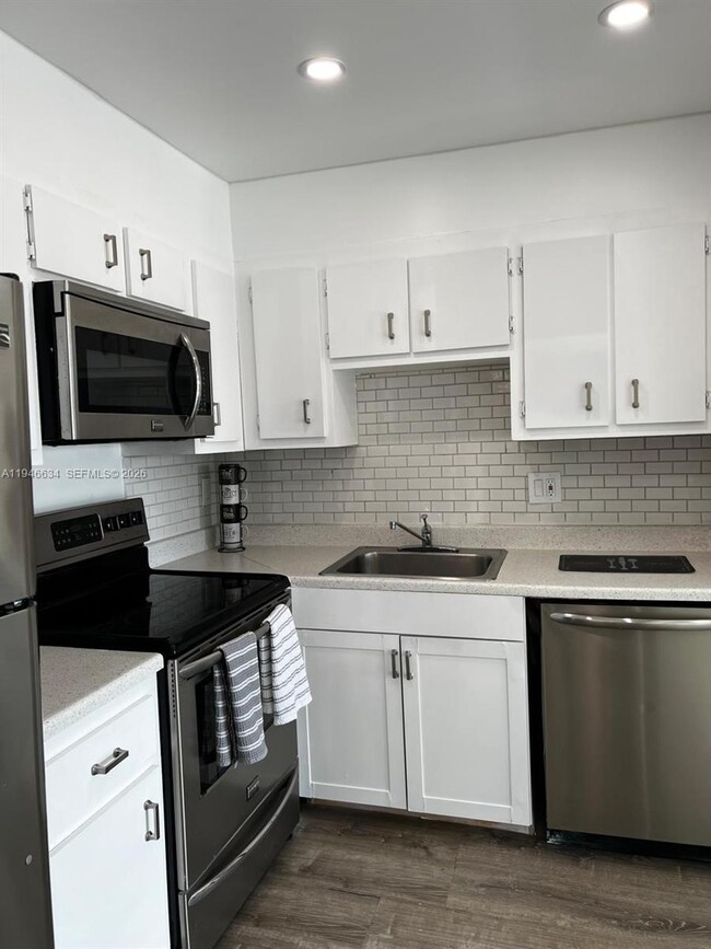 Building Photo - 4164 Inverrary Dr