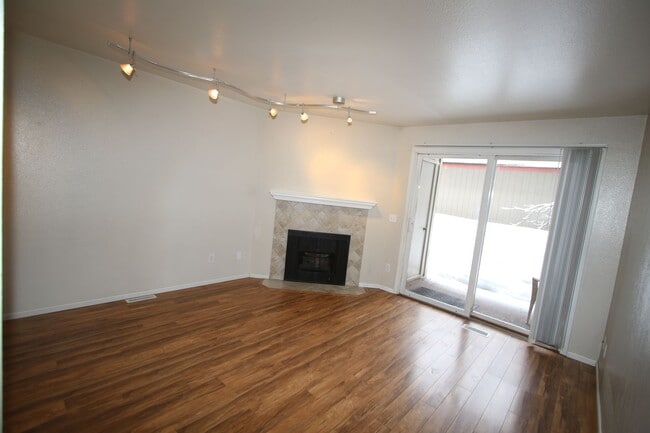 Building Photo - 1 Bedroom with a 1 car garage!